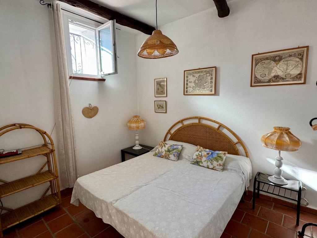 ein Schlafzimmer mit einem Bett und einem Fenster in der Unterkunft Casa Belvedere in Diano San Pietro