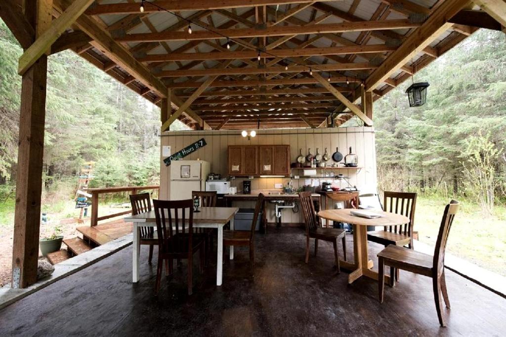 Fotografie z fotogalerie ubytování Alaskan Adventure Glamping in a Lakeside Yurt v destinaci Seward