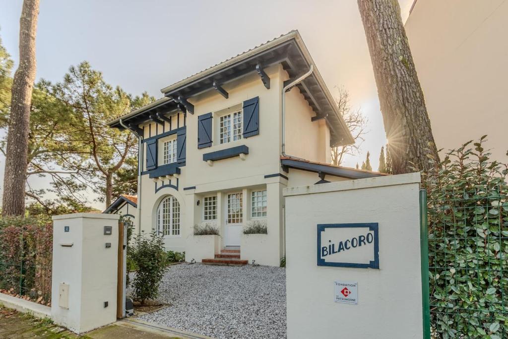 une maison avec un garage en face dans l'établissement Villa Bilacoro Cœur d'Hossegor, à Soorts-Hossegor