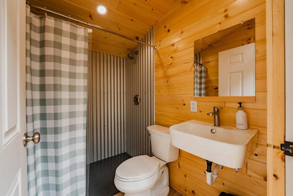 Koupelna v ubytování Rustic, Pet Friendly Safari Tent nestled in the Adirondacks with Outdoor Pool, Perfect for a Group Trip