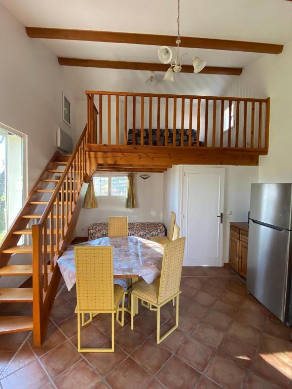 une salle à manger avec une table et des chaises et un escalier dans l'établissement Petite maison de campagne, à Digne-Les-Bains