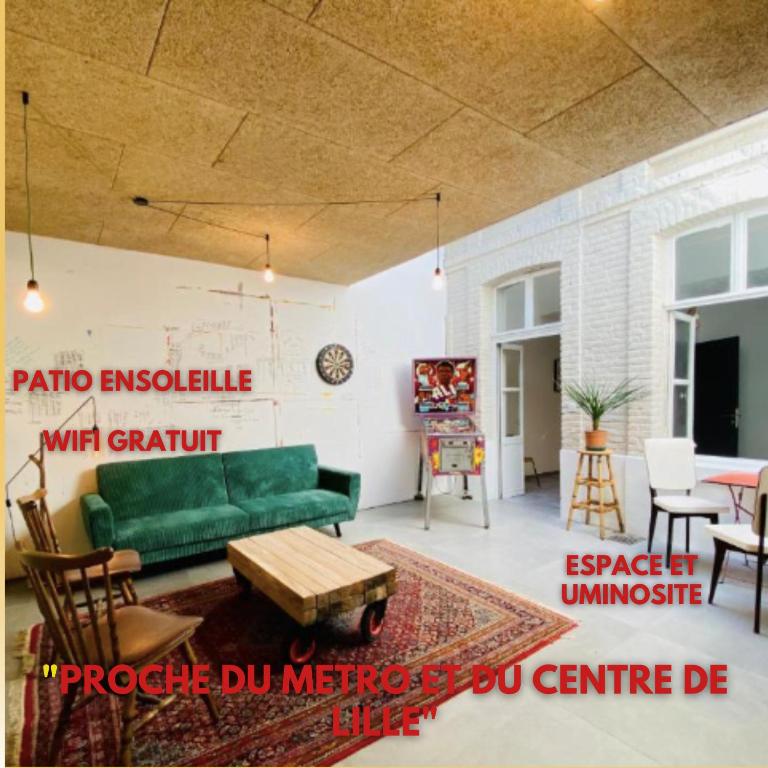 un salon avec un canapé vert et une table dans l'établissement Oasis Urbaine - Spacieux et calme avec patio, à Lille