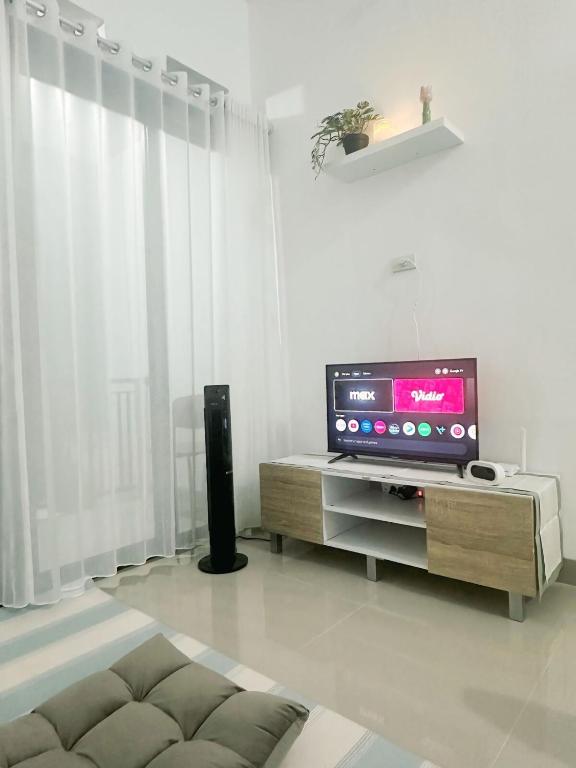 TV a/nebo společenská místnost v ubytování Kino Stay - 3 BR, A Modern Minimalist House