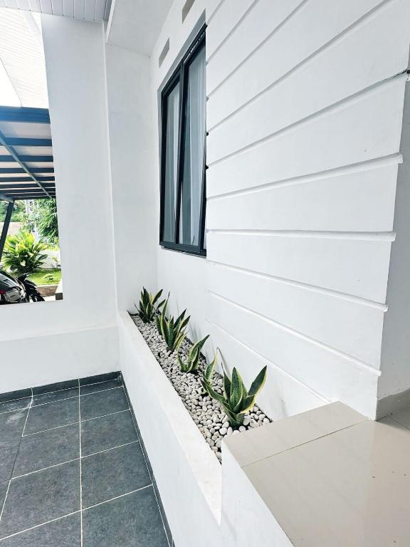 Zahrada ubytování Kino Stay - 3 BR, A Modern Minimalist House