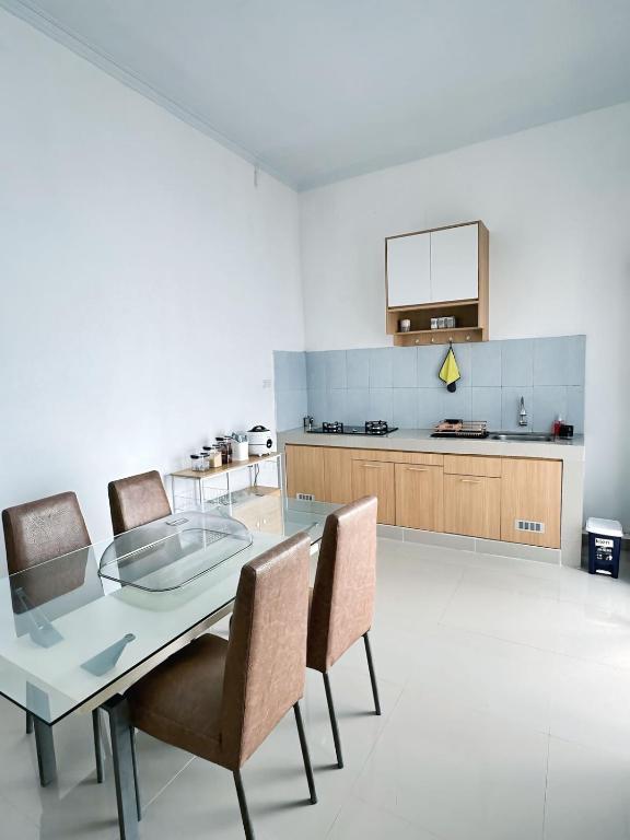 Kuchyň nebo kuchyňský kout v ubytování Kino Stay - 3 BR, A Modern Minimalist House