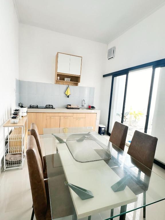 Kuchyň nebo kuchyňský kout v ubytování Kino Stay - 3 BR, A Modern Minimalist House