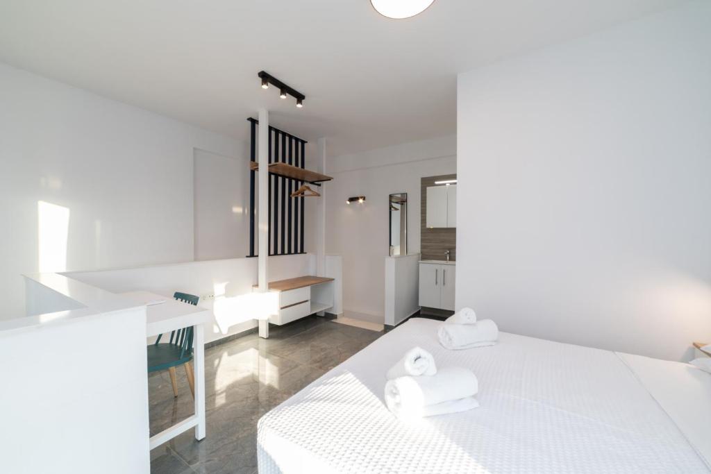 Postel nebo postele na pokoji v ubytování Nefeli & Nefeli Luxury Residential Complexes