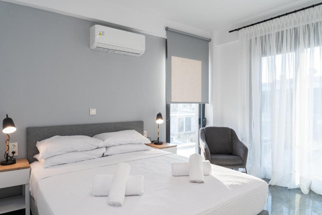 Postel nebo postele na pokoji v ubytování Nefeli & Nefeli Luxury Residential Complexes