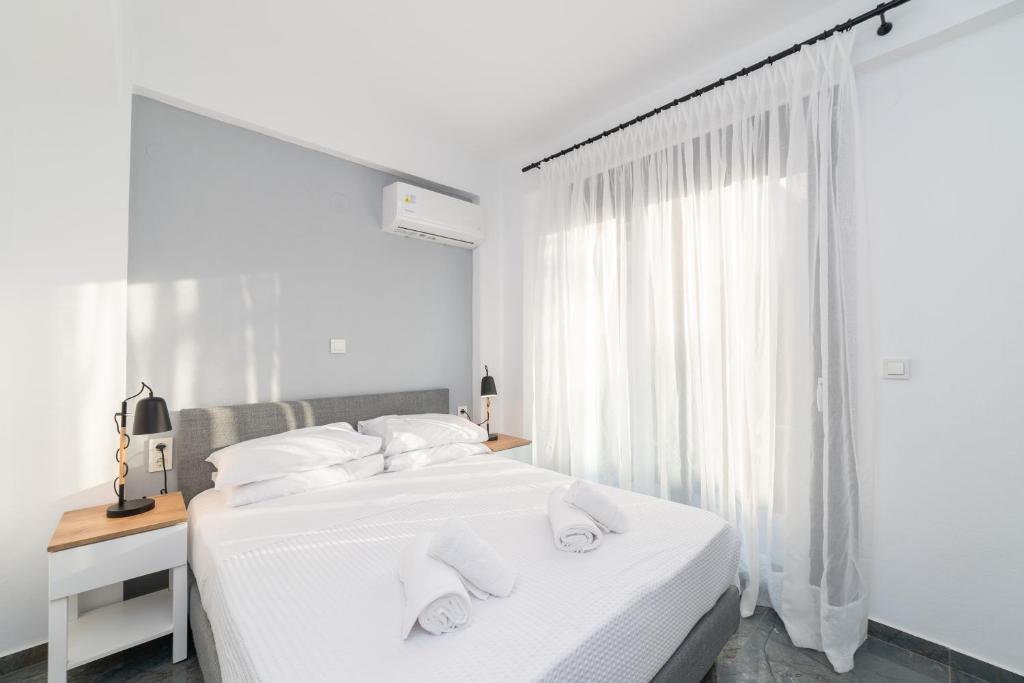Postel nebo postele na pokoji v ubytování Nefeli & Nefeli Luxury Residential Complexes