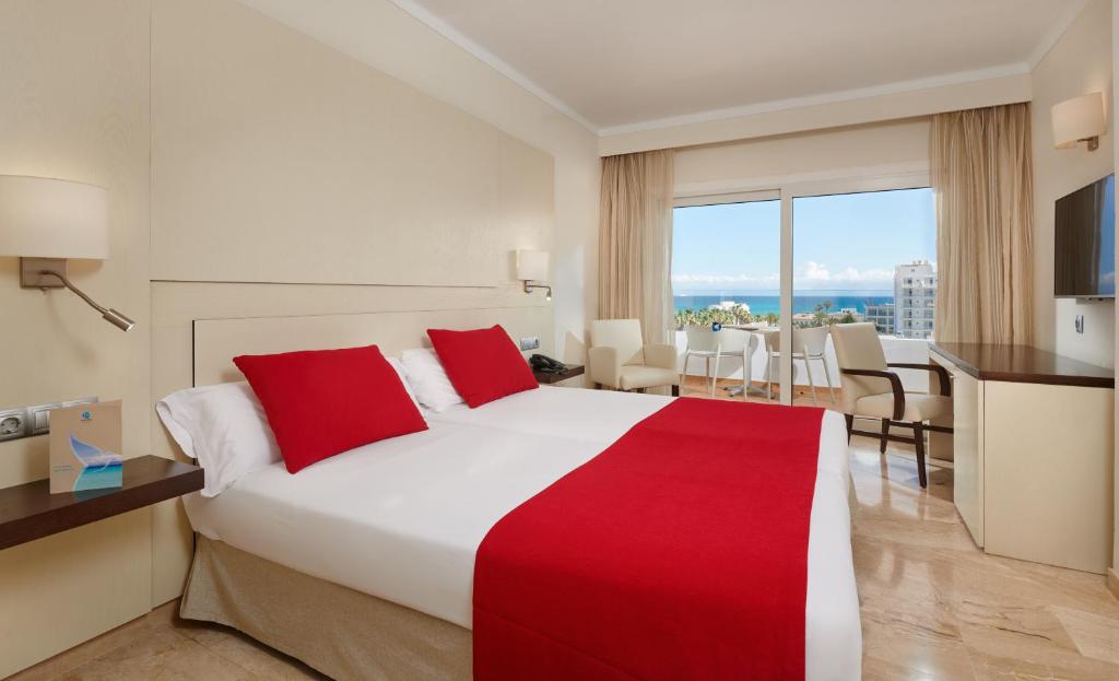 Postel nebo postele na pokoji v ubytování Grupotel Montecarlo