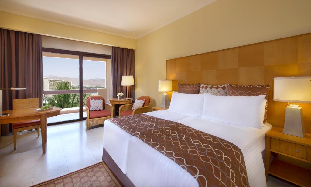 Postel nebo postele na pokoji v ubytování InterContinental Aqaba by IHG