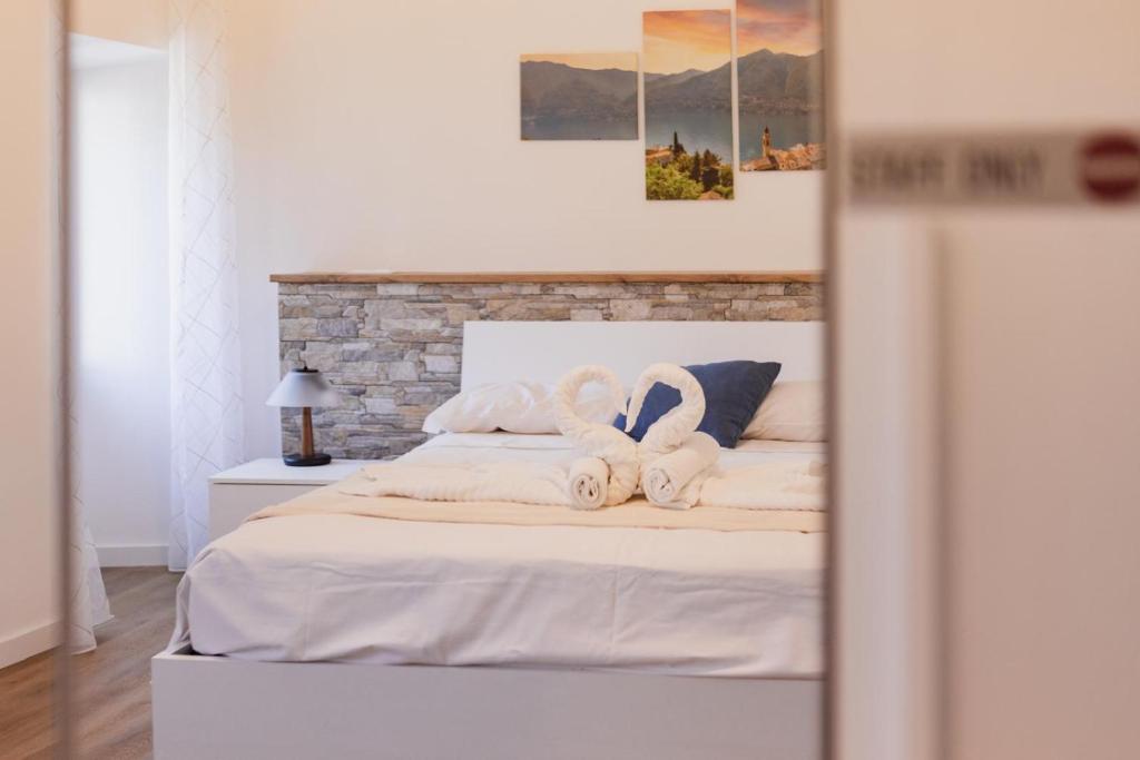 Postel nebo postele na pokoji v ubytování Emozione del lago