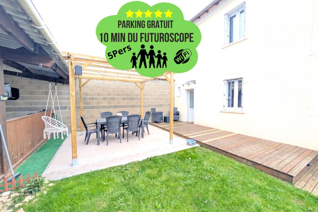 une pergola avec des chaises et un panneau dans la cour dans l'établissement Maison Lefort - 10min Futuroscope, à Beaumont
