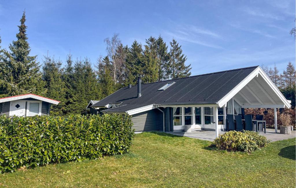 BrøndstrupにあるGorgeous Home In Grenaa With Wifiの黒屋根の家