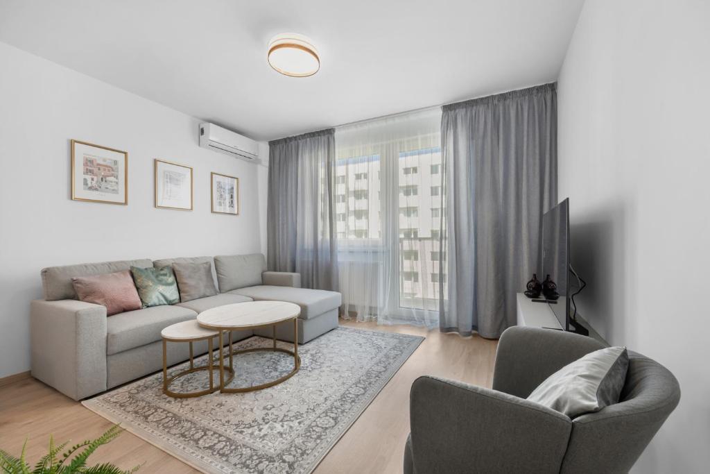 ein Wohnzimmer mit Sofa und Fernseher in der Unterkunft Brand New, Cozy Free parking apartment in Bratislava