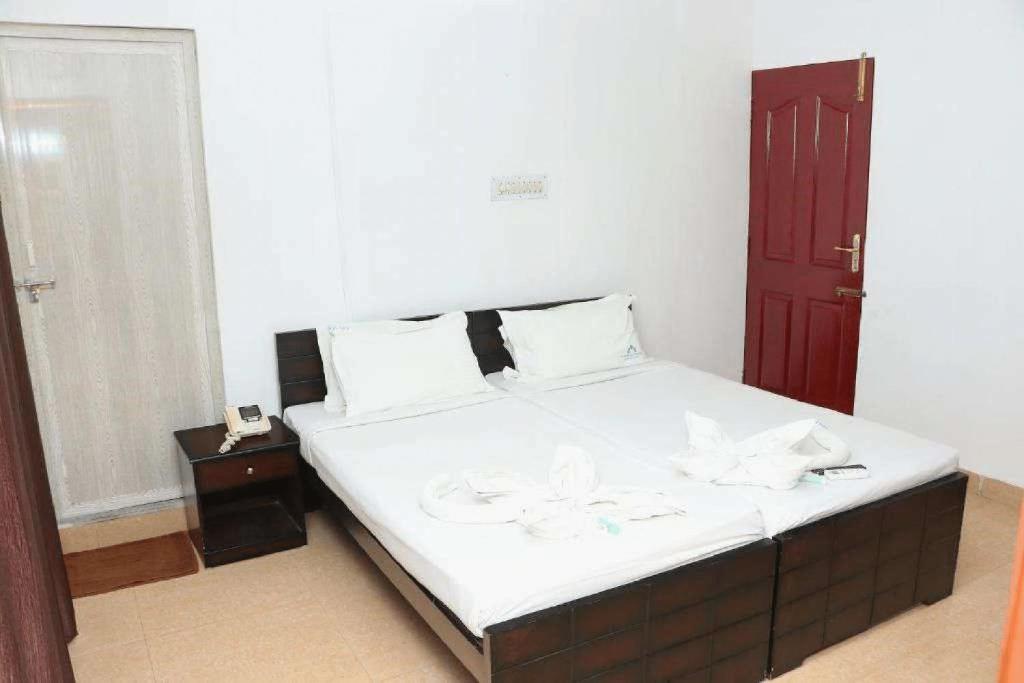 Postel nebo postele na pokoji v ubytování Swarna Sudarshan Service Apartment @ Adyar chennai