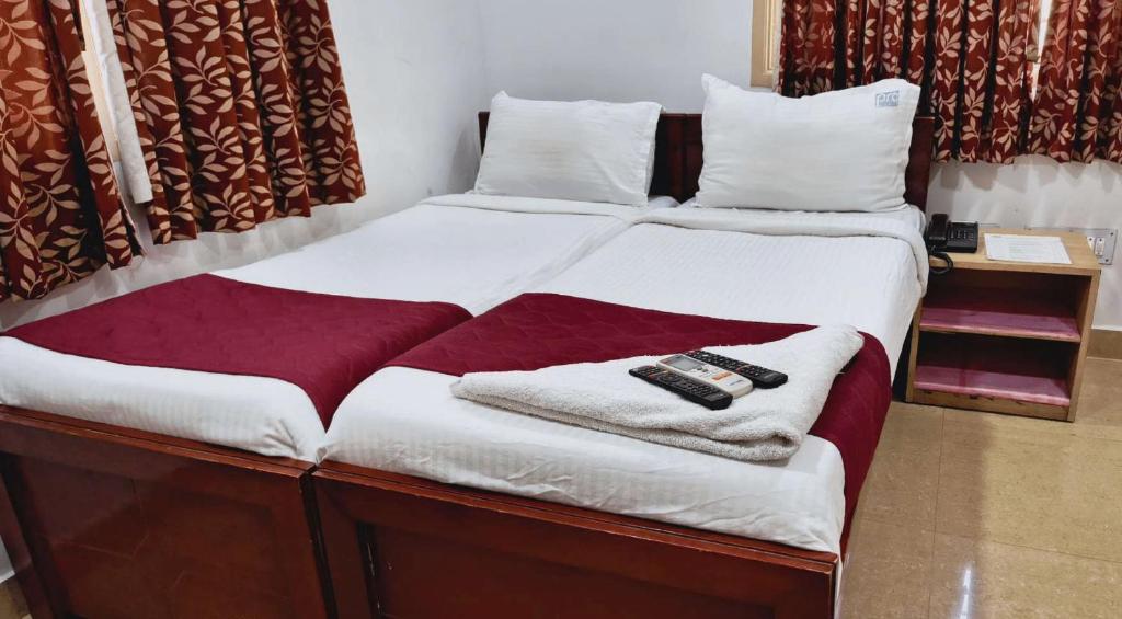 Postel nebo postele na pokoji v ubytování Swarna Sudarshan Service Apartment @ Adyar chennai