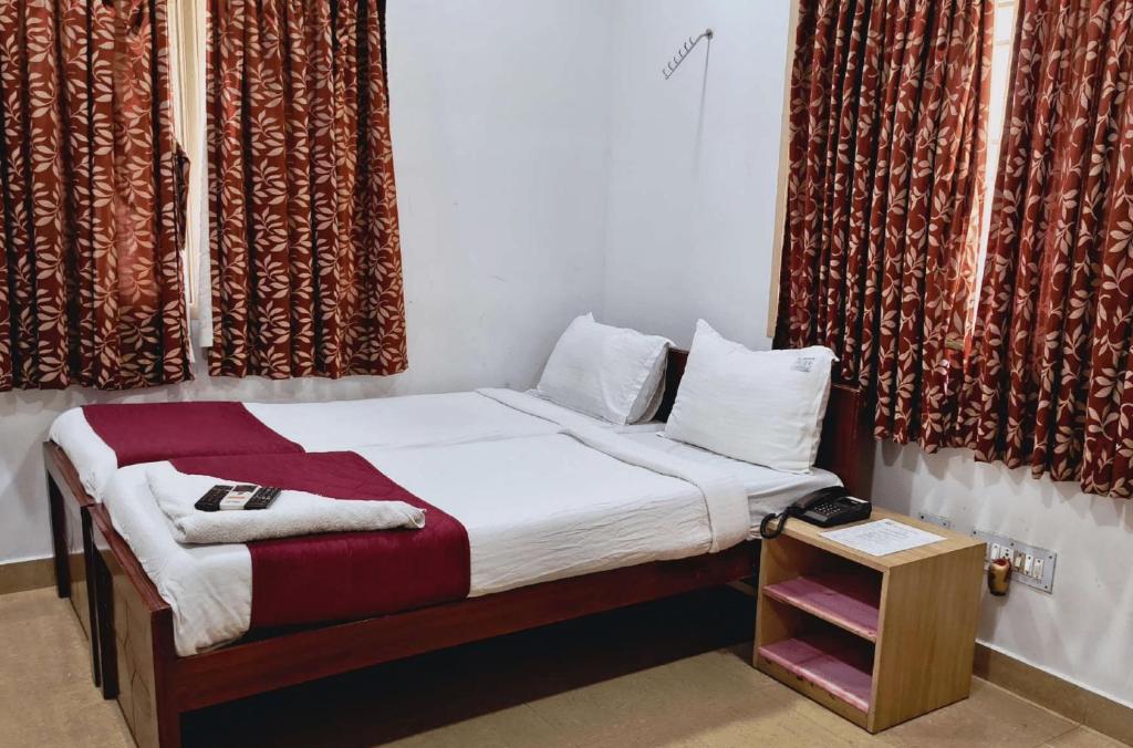 Postel nebo postele na pokoji v ubytování Swarna Sudarshan Service Apartment @ Adyar chennai