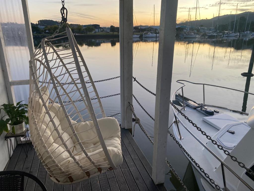 On the water boat House - Resim 1