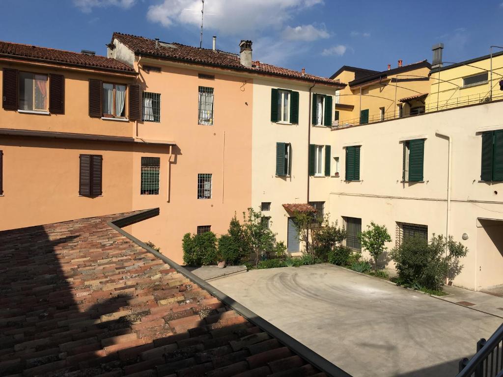 uitzicht op een gebouw vanaf de binnenplaats bij L'Archetto in Cremona