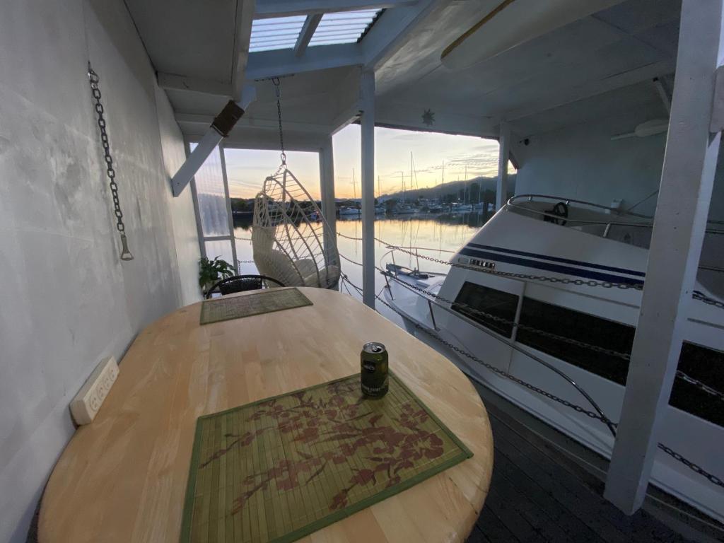 On the water boat House - Resim 21