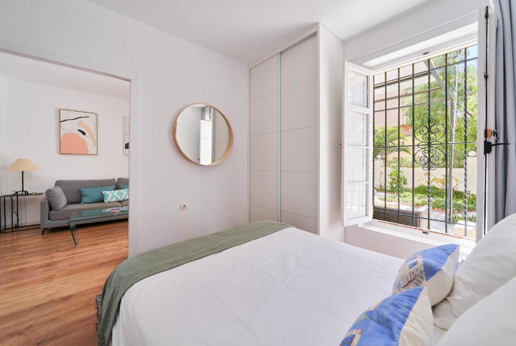 Posteľ alebo postele v izbe v ubytovaní Villa Rosita Suites en Playa de la Malagueta con terraza
