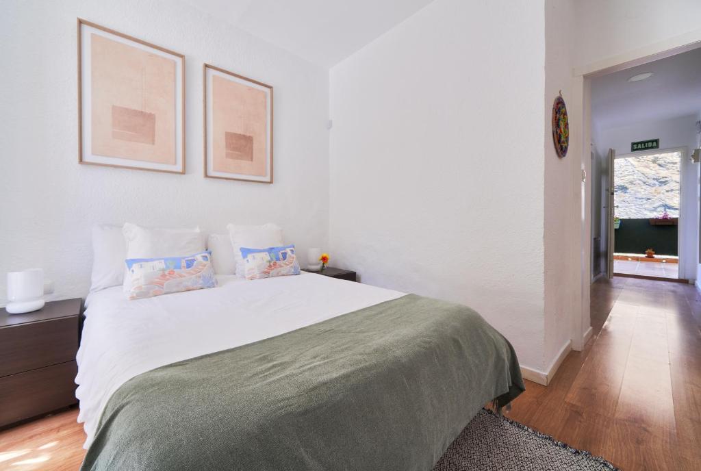 Posteľ alebo postele v izbe v ubytovaní Villa Rosita Suites en Playa de la Malagueta con terraza
