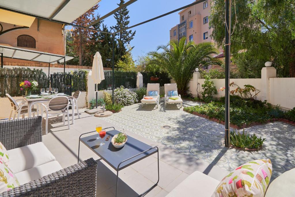 Vonkajšia záhrada v ubytovaní Villa Rosita Suites en Playa de la Malagueta con terraza