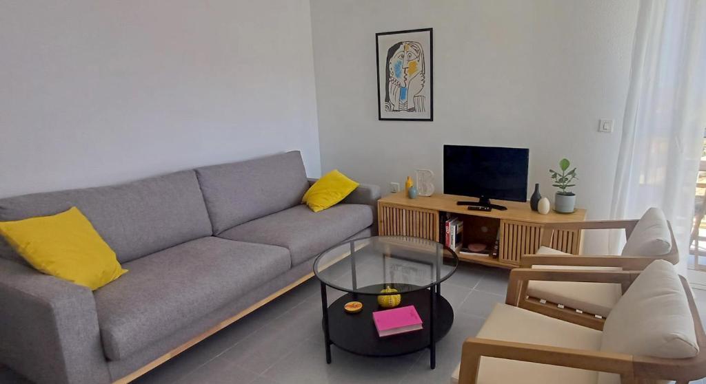a living room with a couch and a television at Apartamento en Playa Honda - La Manga in Cartagena