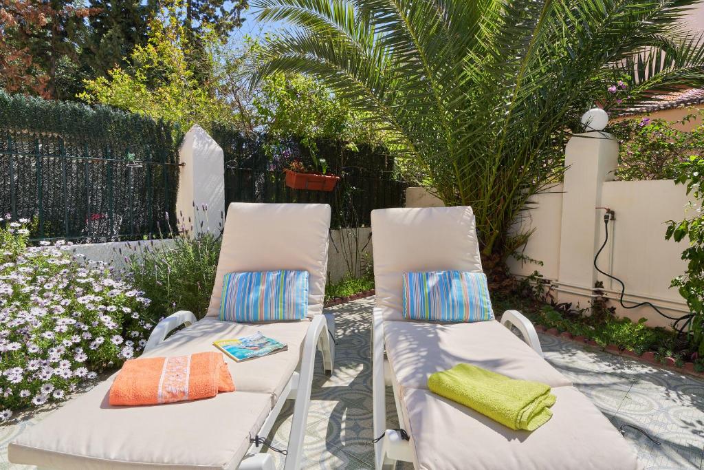 Vonkajšia záhrada v ubytovaní Villa Rosita Suites en Playa de la Malagueta con terraza