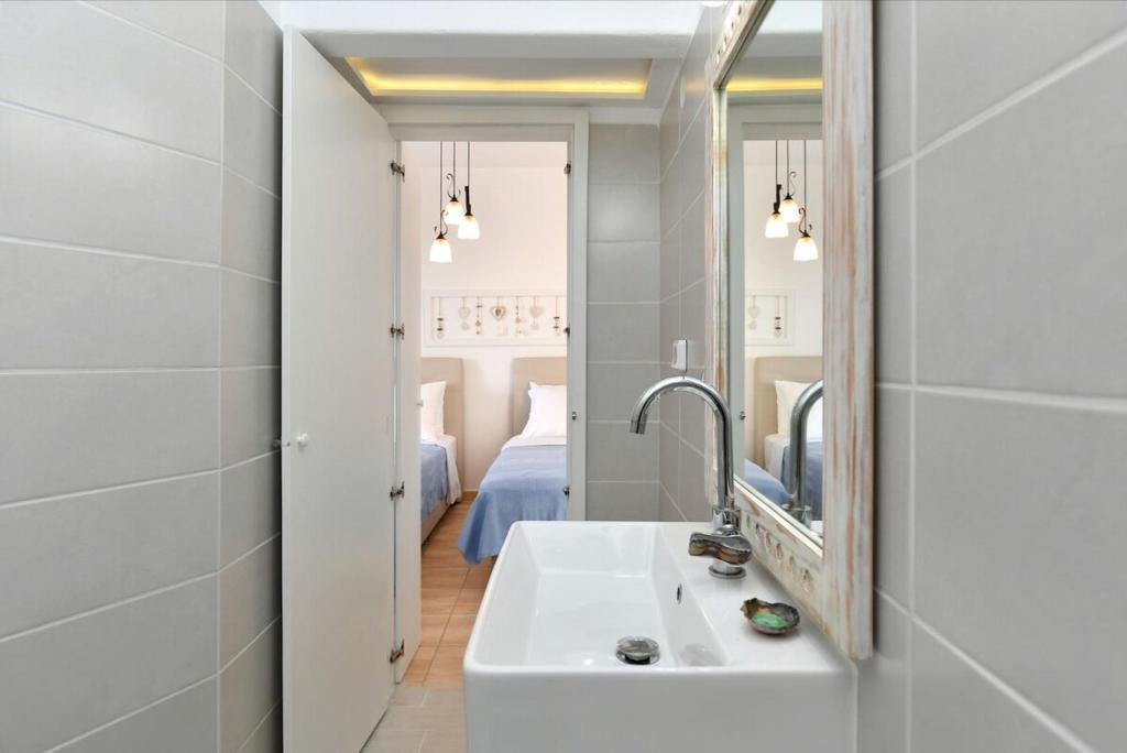 Posteľ alebo postele v izbe v ubytovaní DreamCatcher Sea view mini pool Paros