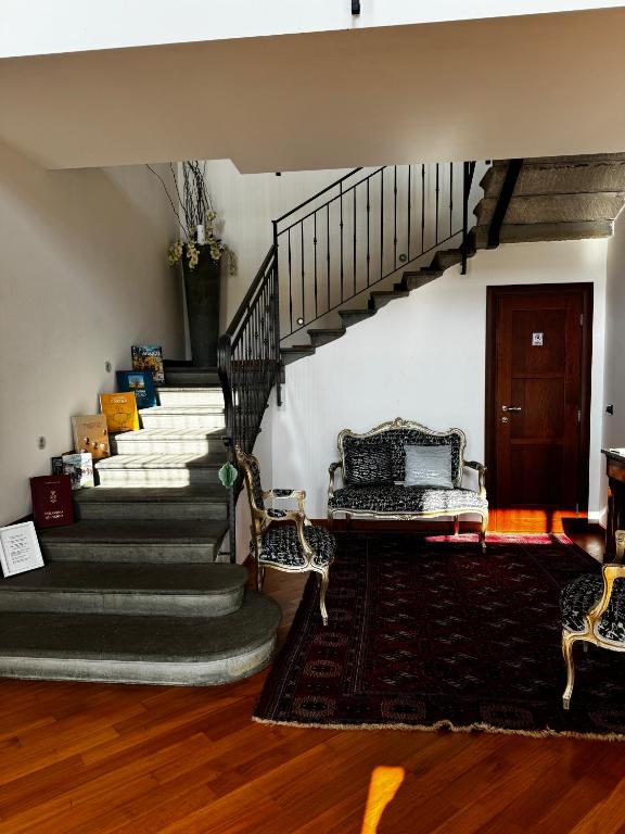 un soggiorno con scale e scala di Antico Borgo di Liteggio a Cologno al Serio
