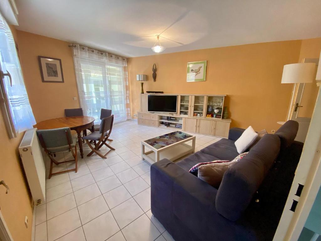 un salon avec un canapé et une table dans l'établissement Spacieux T2 au Rives du Lez, Parking, proche Gares et Centre ville, à Montpellier