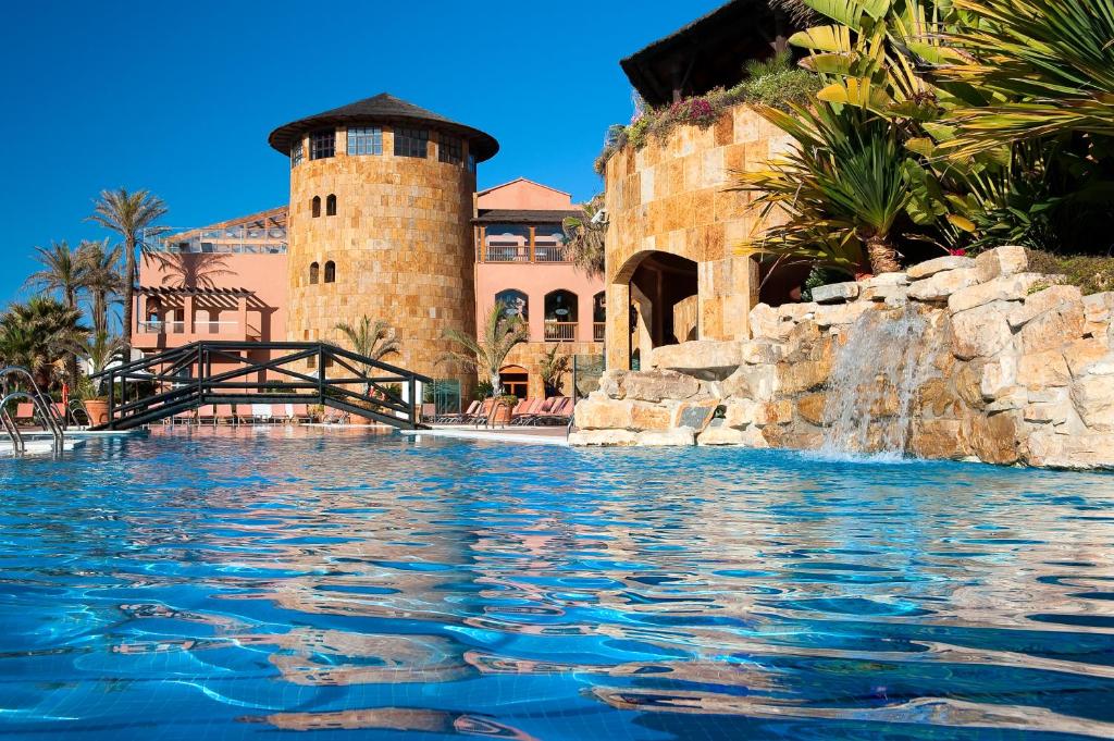 Poolen vid eller i närheten av Elba Estepona Gran Hotel & Thalasso Spa