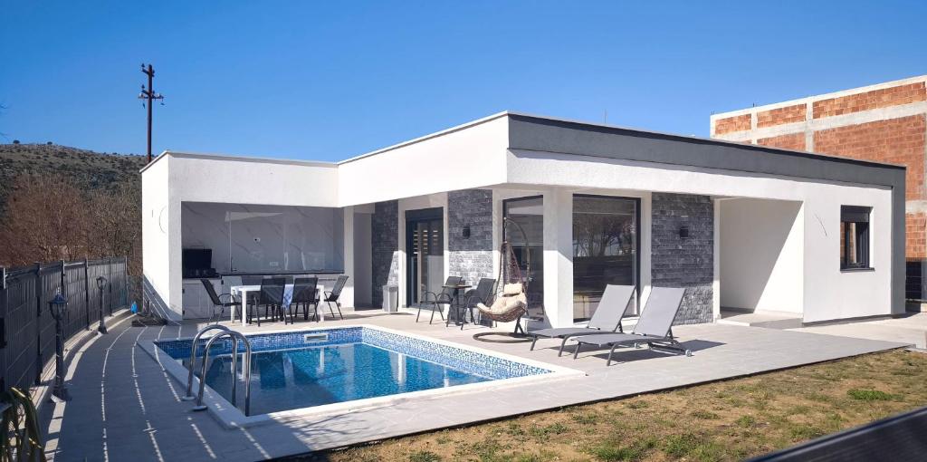 Bazén v ubytování Poolside Idyll nebo v jeho okolí