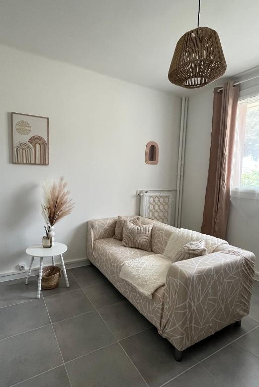 un salon avec un canapé et une table dans l'établissement 3 - 5pers - Proche toutes commodités - quartier recherché - Court et long séjour - Cosy - Lumineux - Fonctionnel, à Toulon