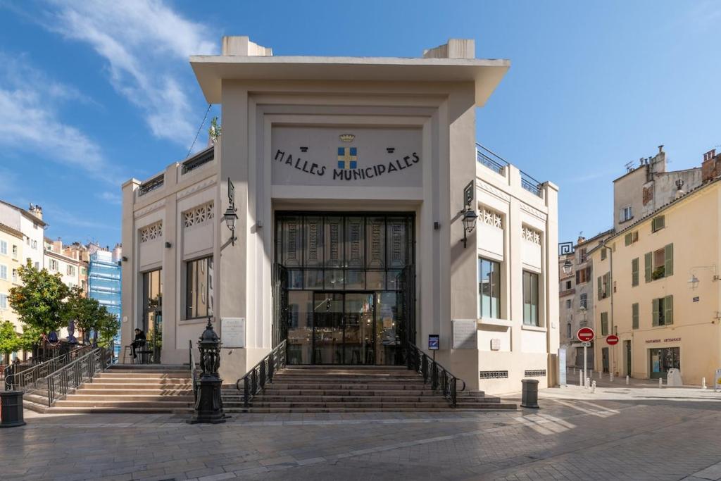 un bâtiment avec des escaliers en face d'un magasin dans l'établissement Toulon, à Toulon