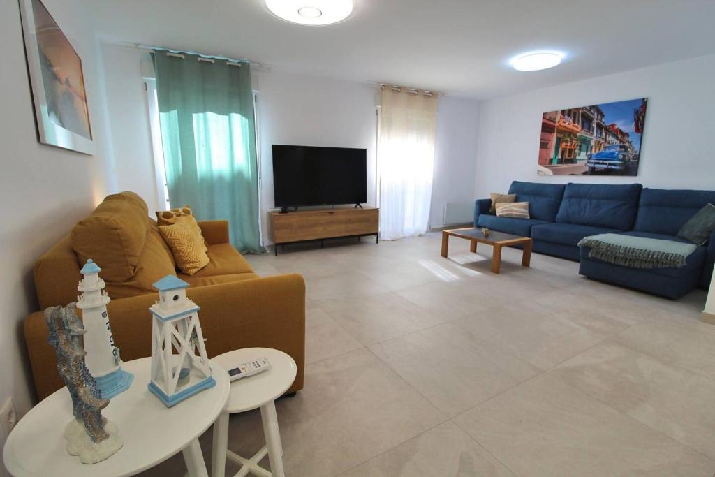 a living room with a couch and a tv at Apartamento Avenida Altea 19 in Altea