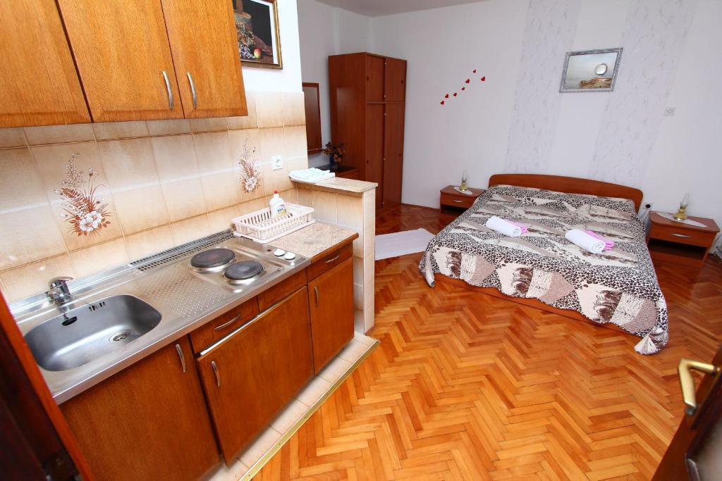 Kuchyň nebo kuchyňský kout v ubytování Apartments Goga