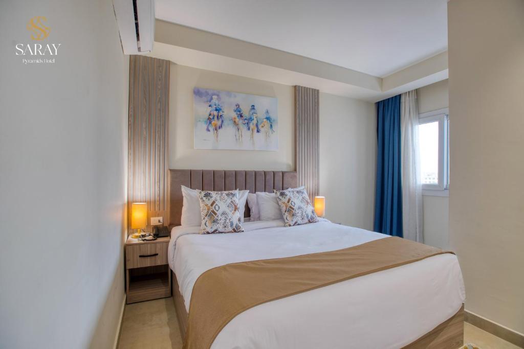 Uma cama ou camas num quarto em Saray Pyramids & Museum View Hotel