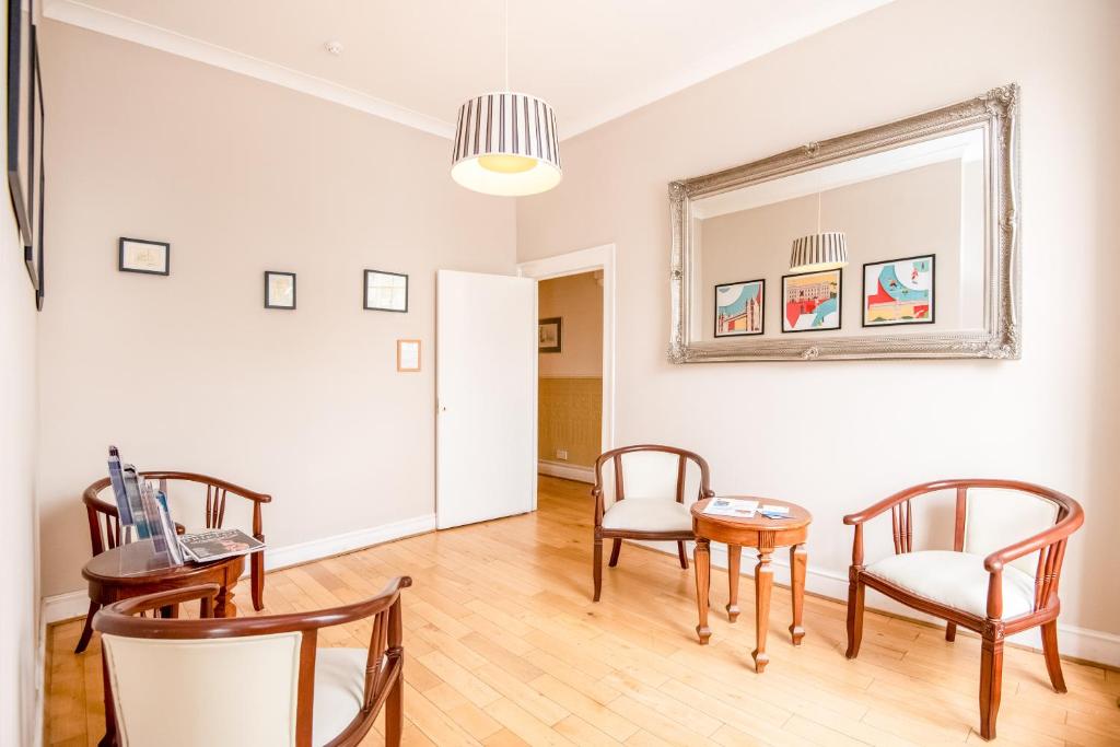 Dancenter Bristol near Clifton Down Station - Resim 11