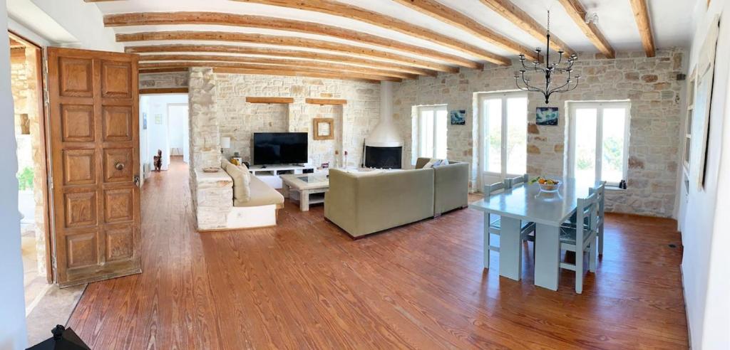 salon z kanapą i stołem w obiekcie Villa Joy in Ampelas Paros w mieście Paros