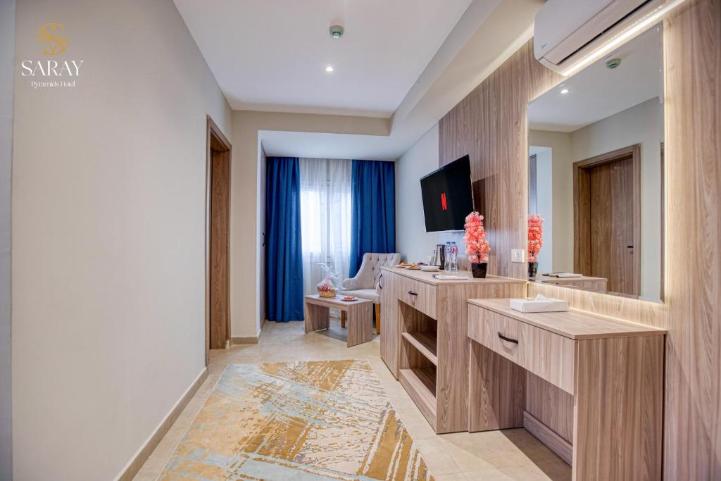 Uma televisão e/ou sistema de entretenimento em Saray Pyramids & Museum View Hotel