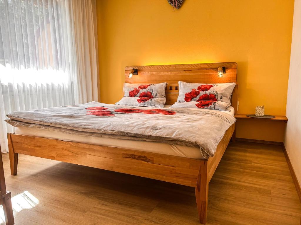 Postel nebo postele na pokoji v ubytování Apart Solaria - Wohnungen in Au-Schoppernau