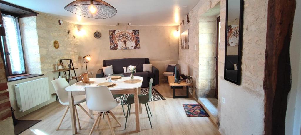 - un petit salon avec une table et des chaises dans l'établissement Le Sainte Catherine, à Montignac