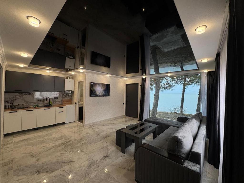 ein Wohnzimmer mit Couch und Küche in der Unterkunft Nirvana Lake View in Sewan