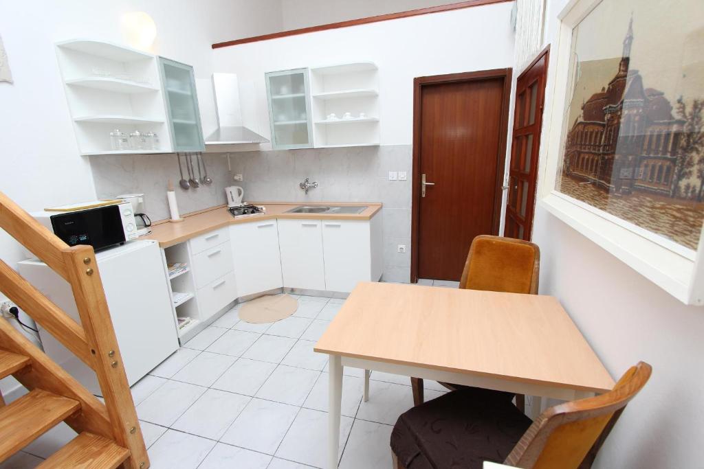 Kuchyň nebo kuchyňský kout v ubytování Apartments Goga