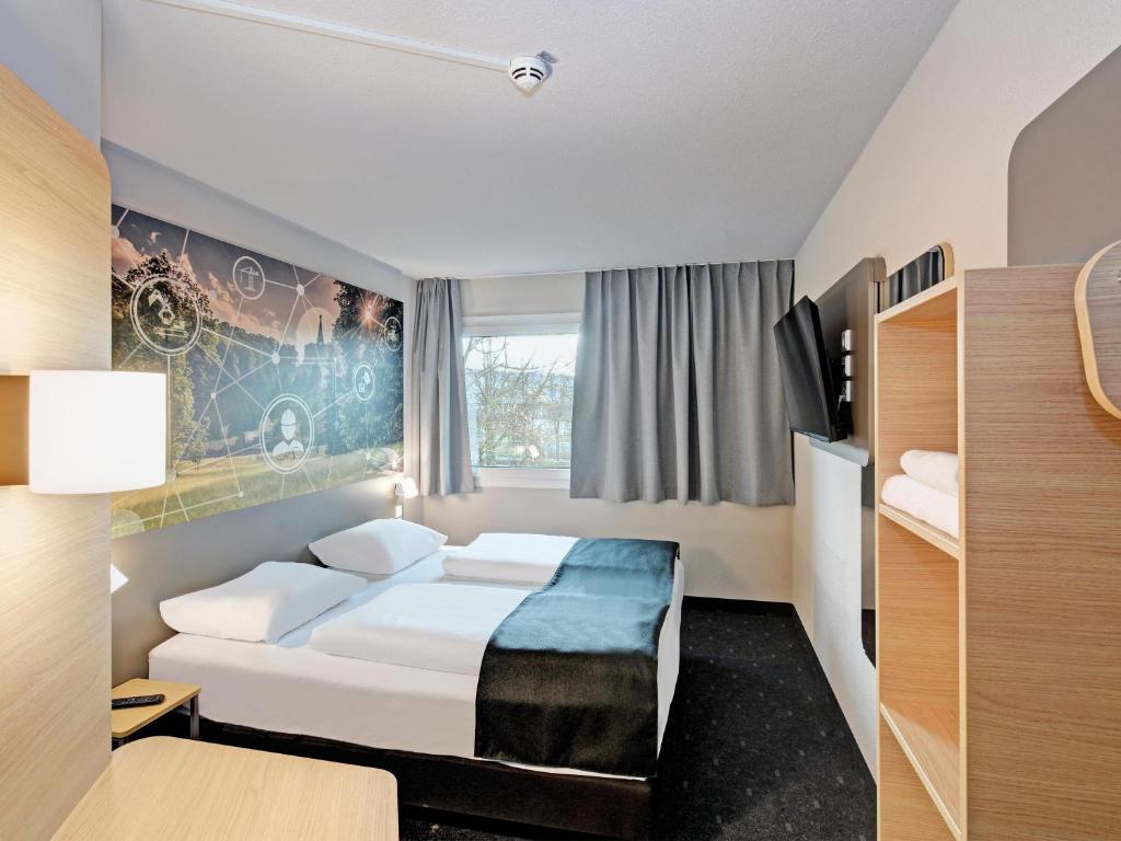 Postel nebo postele na pokoji v ubytování B&B HOTEL Kassel-Industriepark