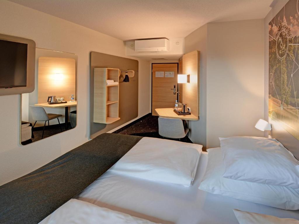 Postel nebo postele na pokoji v ubytování B&B HOTEL Kassel-Industriepark