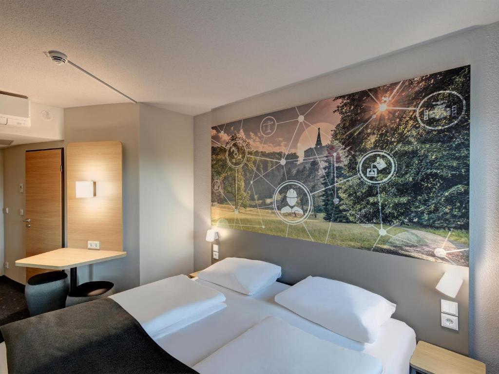 Postel nebo postele na pokoji v ubytování B&B HOTEL Kassel-Industriepark